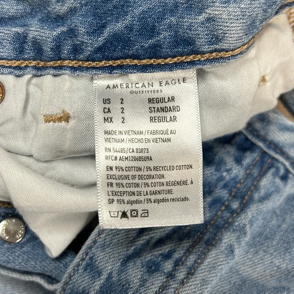 American Eagle Mom Jeans Ripped Distressed Light Wash Denim‎ Size 2